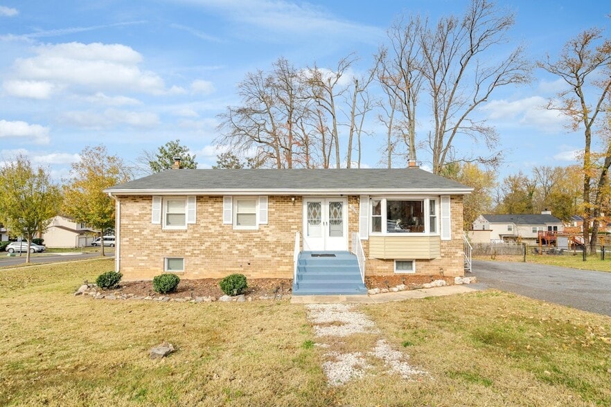 Exterior View - 900 E Tantallon Dr