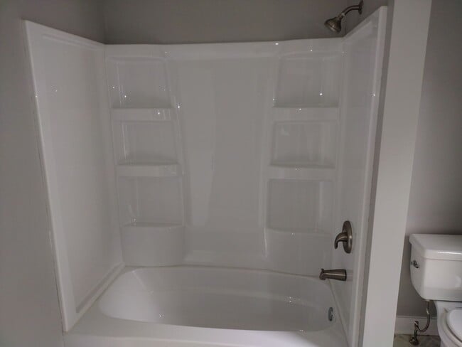 Building Photo - MAIN FLOOR LARGE APARTMENT