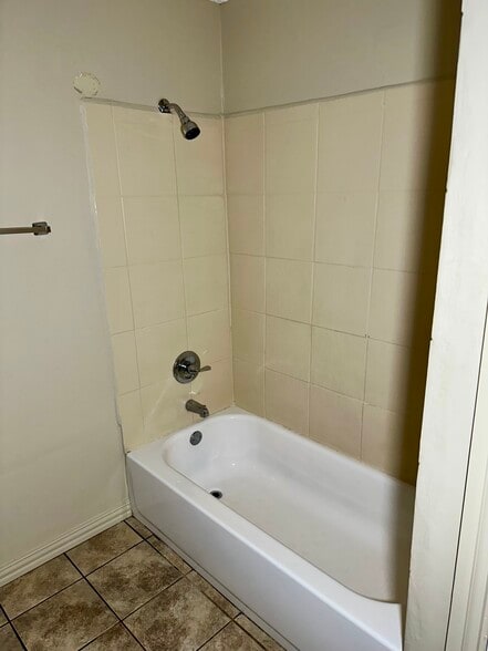 Guest Bathtub - 500 N 46th St