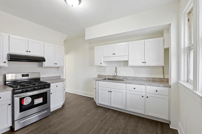 Building Photo - Bright 2 Bedroom, 1 Bath Home in Harrisburg, Pa!