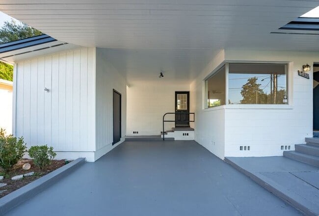 Building Photo - Gorgeous 3/2 Home