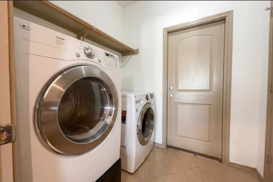 Building Photo - 1000 Estival Dr