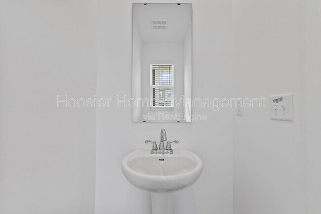 Building Photo - 15274 Farrington Rd