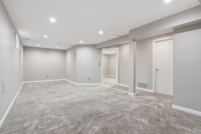 Building Photo - 5 bedroom, 3 bath home in desirable Arvada neighborhood.