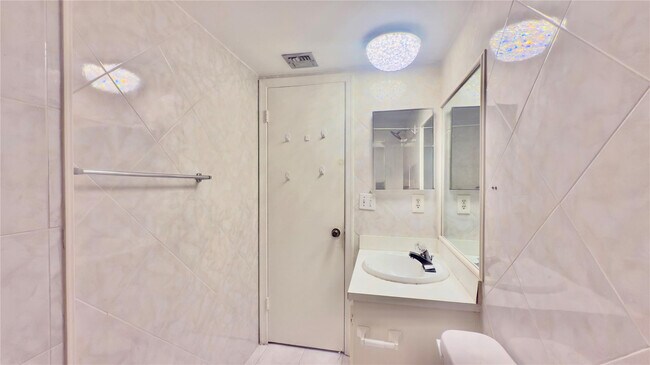 Building Photo - 9340 Lagoon Pl