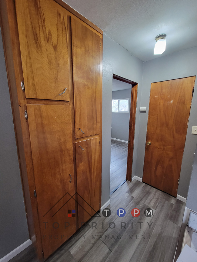 Building Photo - 1 Bedroom | 1 Bathroom Upper Unit in Water...