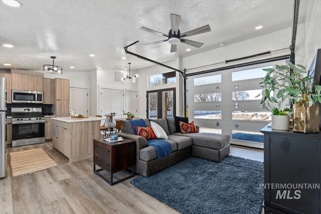 Building Photo - 362 London St