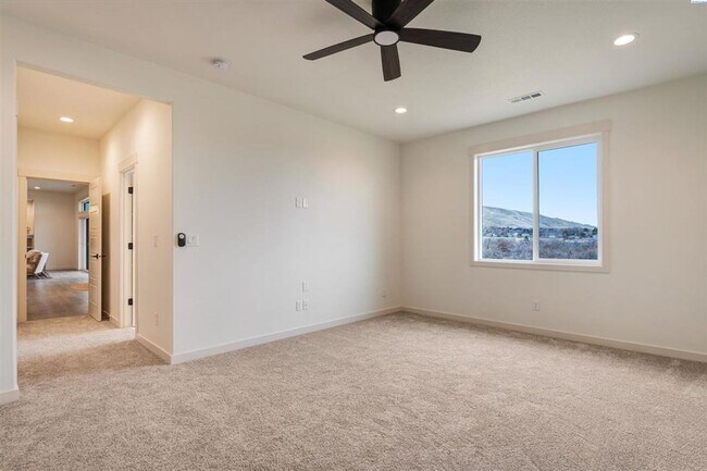 Building Photo - Stunning New Construction Five Bedroom Three Bath in South Richland!