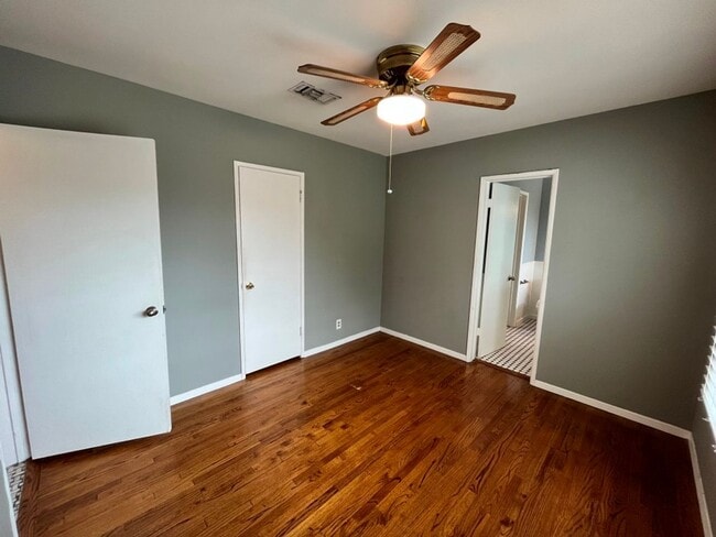 Building Photo - Upgraded 4+2 w/hardwood floors + great bac...