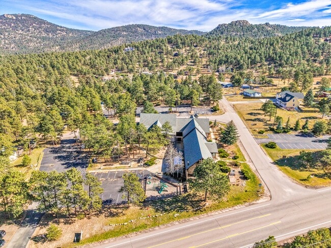 Building Photo - 27927 Circle Dr