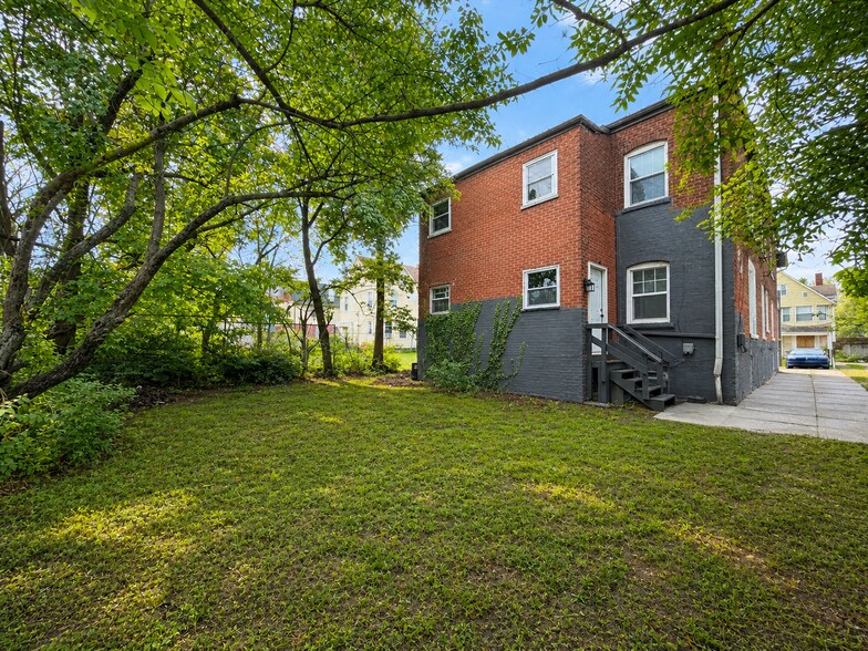 Building Photo - 1827 Lakeview Rd