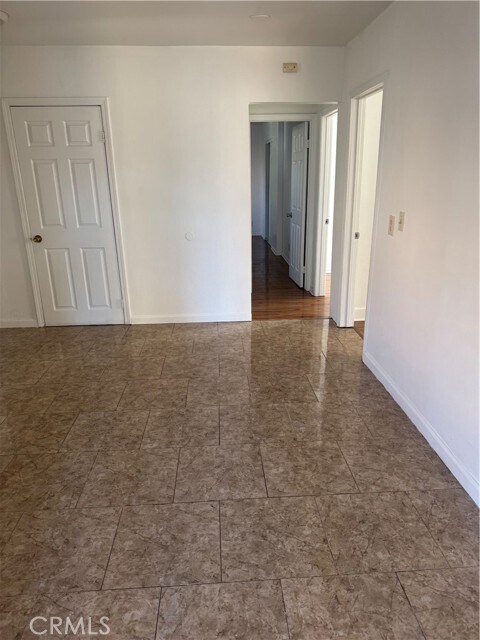 Building Photo - 822 E 87th Pl