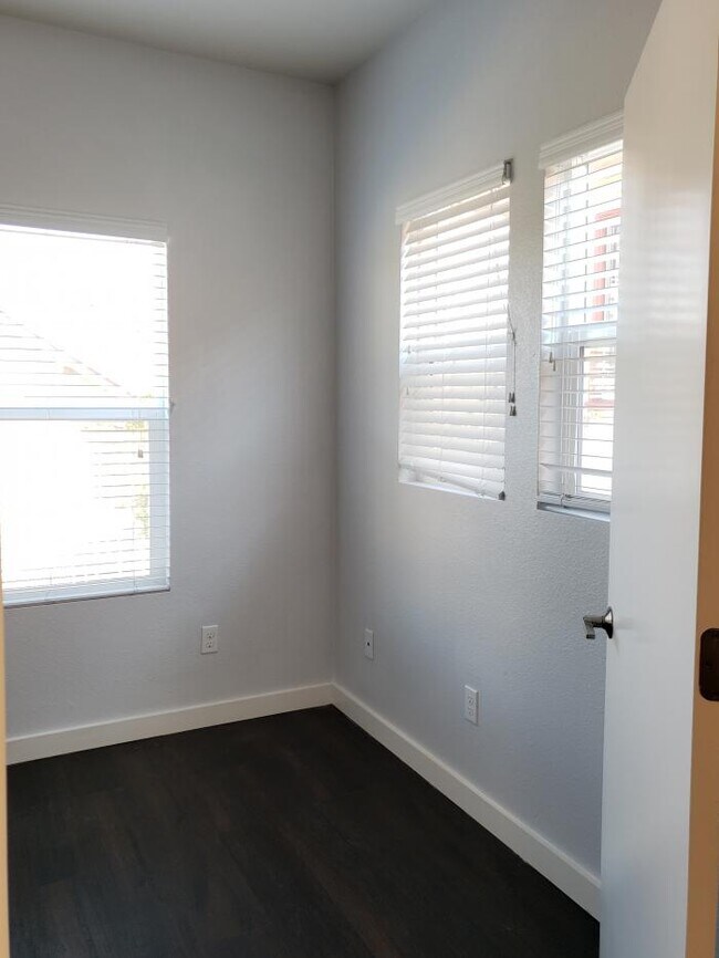 Building Photo - 2 bedroom in Oakland CA 94609
