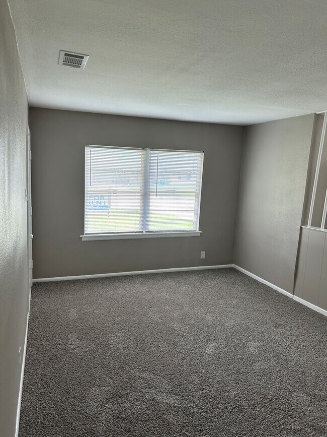 Building Photo - 805 Biggs Terrace