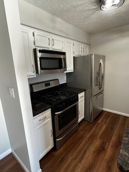 Building Photo - 8941 Town Center Cir