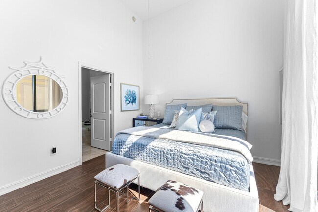 Building Photo - 701 S Olive Ave