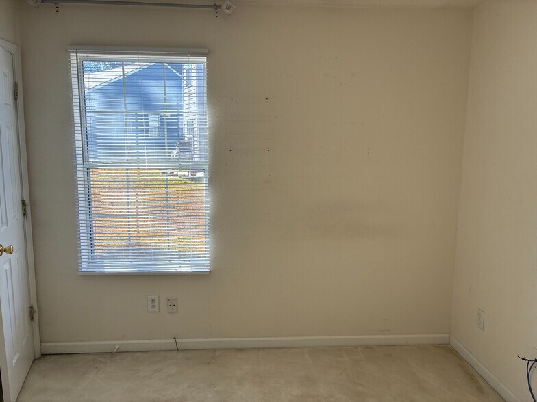 Building Photo - Room in House on Klondike River Rd