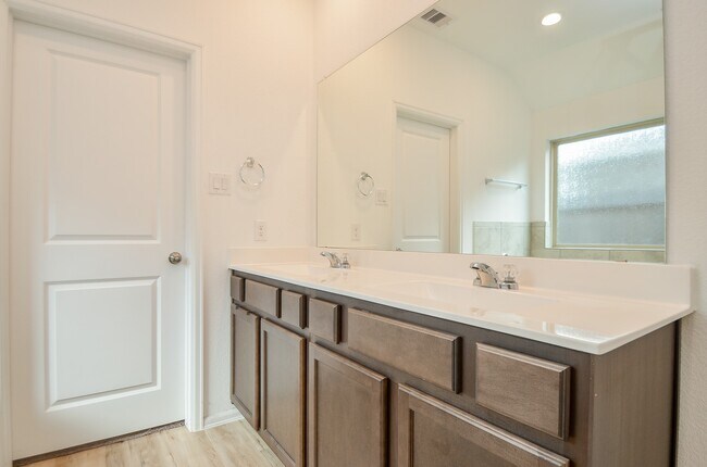 Building Photo - 1105 Breech Dr