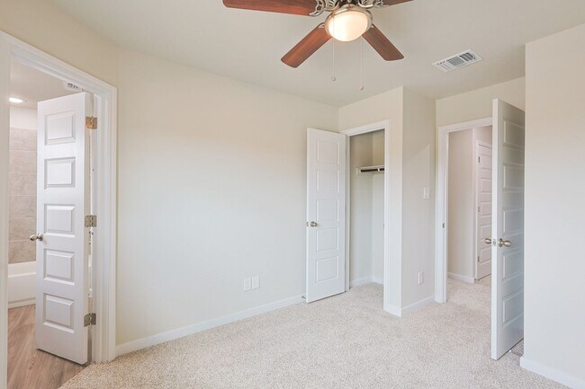 Building Photo - Modern Townhouse in New Braunfels