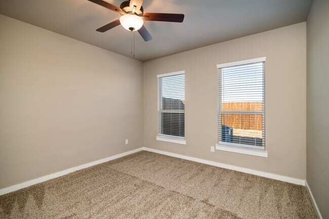 Building Photo - GORGEOUS 3 BEDROOM DUPLEX LOCATED IN MIDLO...