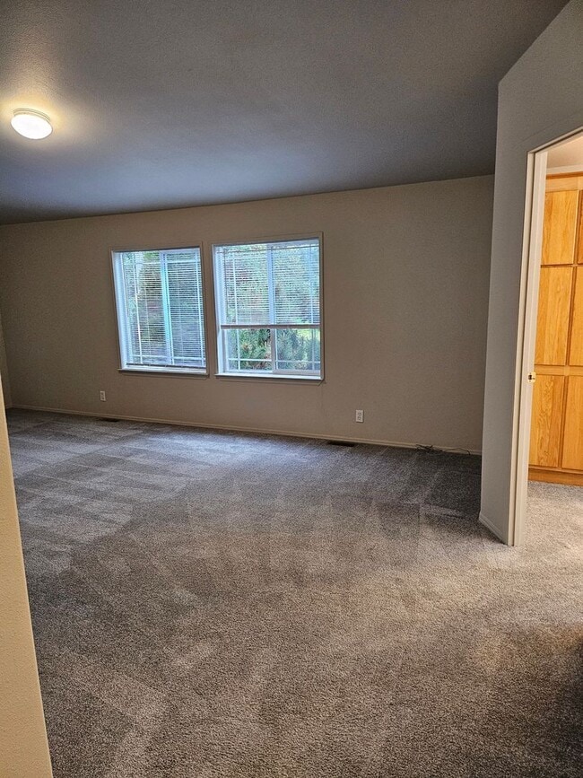 Building Photo - Spacious 4-Bed, 2-Bath Home on 5+ Acres