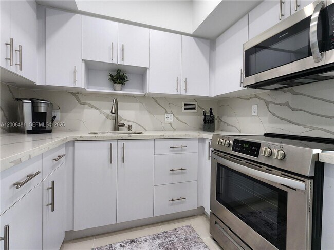 Building Photo - 3505 S Ocean Dr