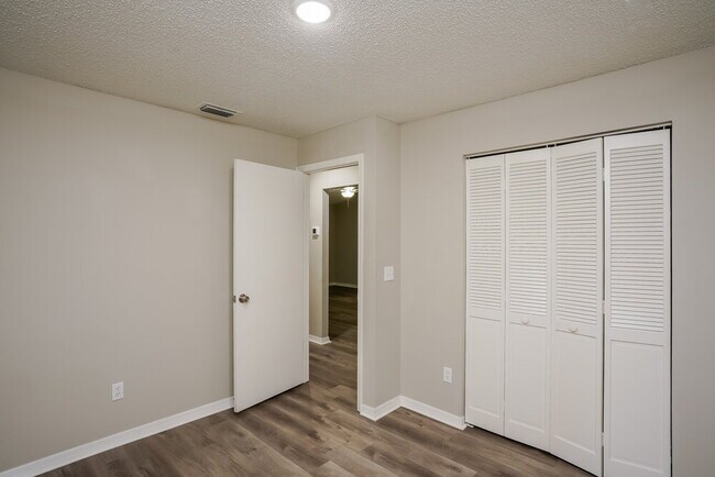 Building Photo - 5208 Oceanside Ct