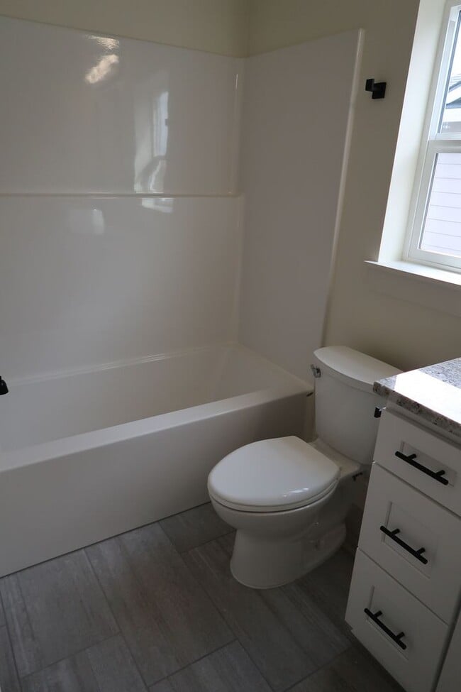 Building Photo - Seven Oaks Luxury Duplexes - New, Light, Bright, and Spacious!!