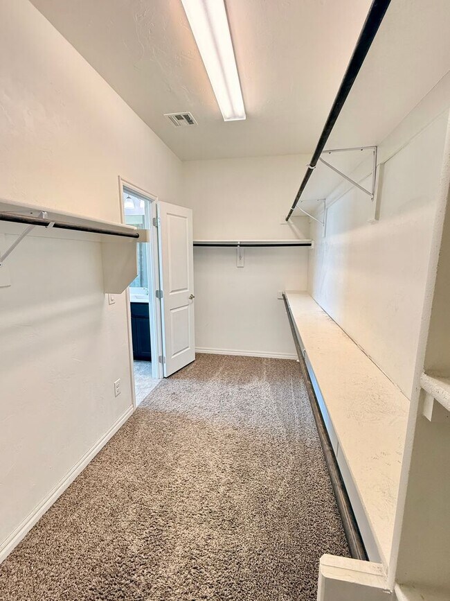 Building Photo - Beautiful 4 Bed 2 Bath in Mustang Schools