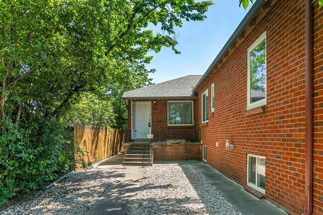 Building Photo - $2,695.00 - 3 Beds, 2 Bath, Duplex in Denv...