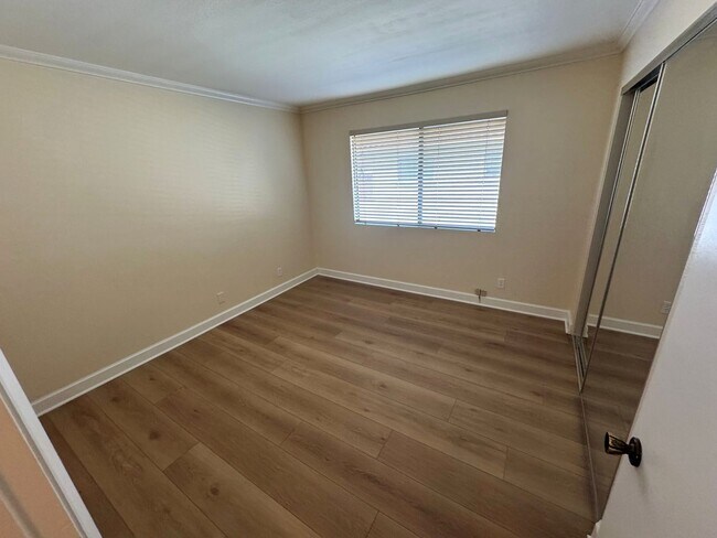 Building Photo - **MOVE-IN SPECIAL!** 2+1.75 Parkside Community Condo in Ventura