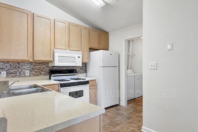 Building Photo - 811 Brassie Ln