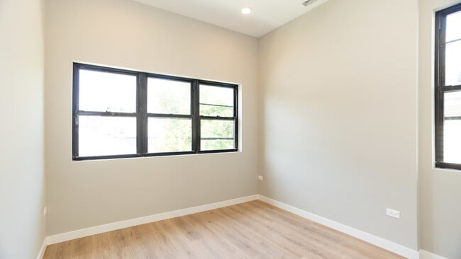 Building Photo - 3520 W Shakespeare Ave