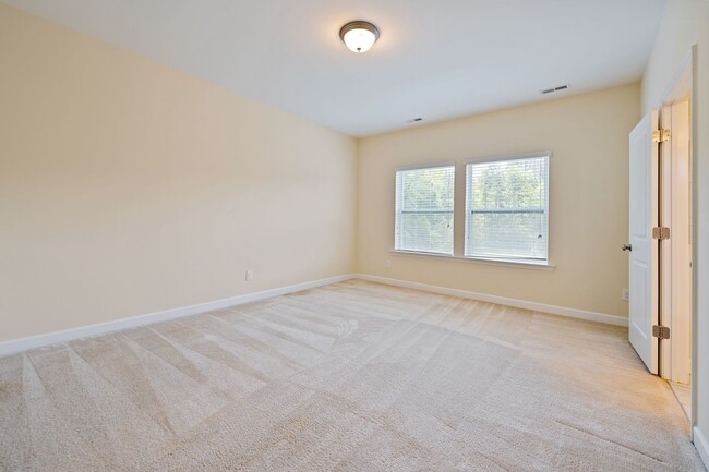 Building Photo - Available June 1!! Beautiful and Bright 4 Bedroom + 2.5 bath home with Loft & Open Floor Plan!