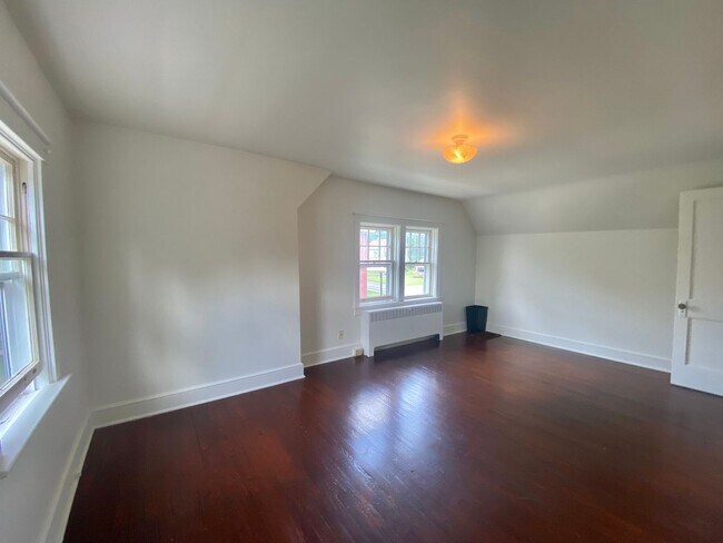 Building Photo - Amazing Cap Cod with 2 BR/ 1.5 BA and Bonu...