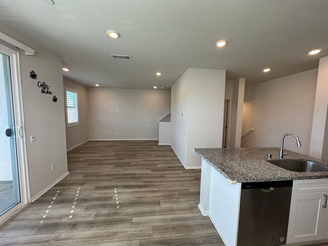 Building Photo - 2 Bedrooms 2.5 Bathrooms condo