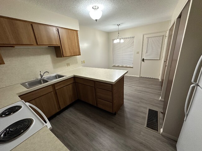 Building Photo - 634 Cumberland Dr