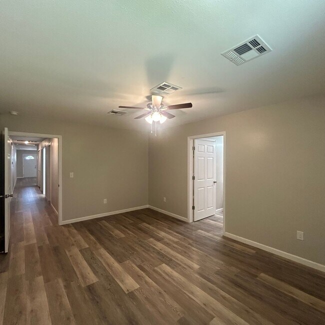 Building Photo - Welcome home to this beautifully designed 3-bedroom, 2 bath half duplex