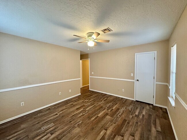 Building Photo - New flooring and paint!