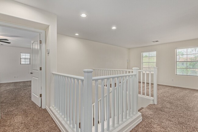 Building Photo - SPACIOUS 4BR/3BA in Peoria!