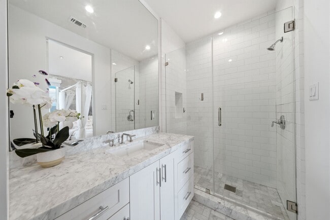 Building Photo - 2615 Yupon St