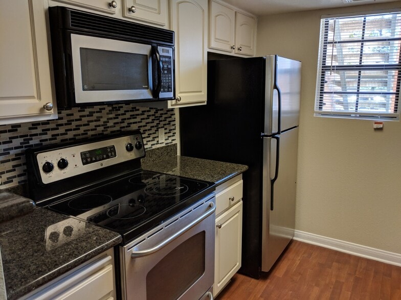 Building Photo - 12063 Alta Carmel Ct