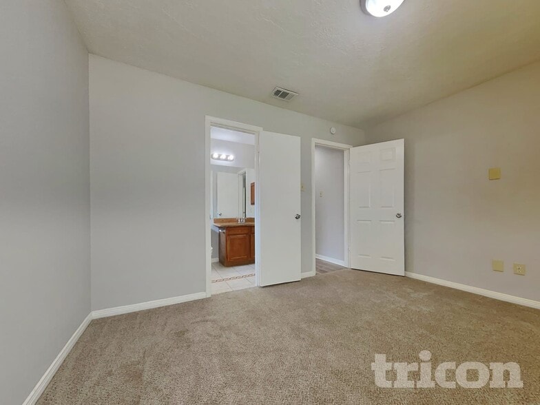Building Photo - 8559 Spring Green Dr