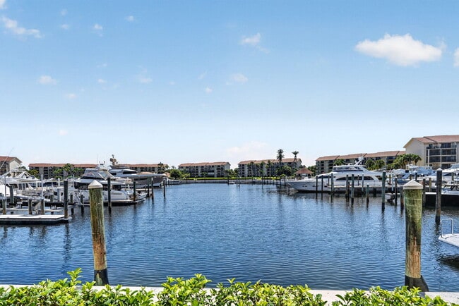 Building Photo - 2401 Marina Isle Way