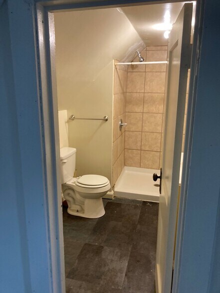 Building Photo - 106 E Poplar St