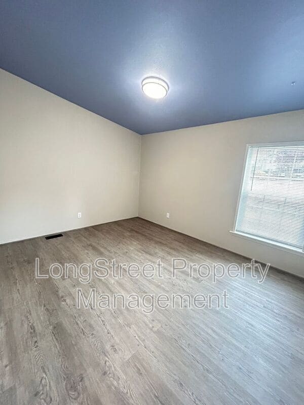 Building Photo - 2520 NW Robinhood St