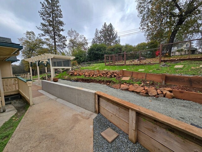 Building Photo - Cute 2 Bedroom House with Lovely Pond and Wooded View