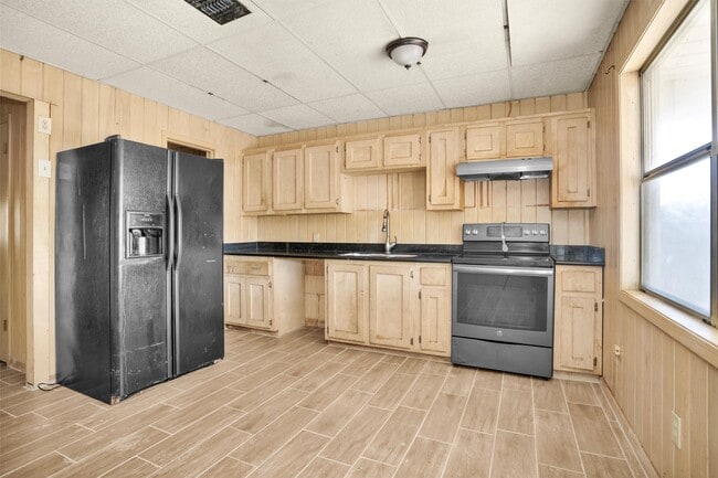 Building Photo - 601 S Cochran St