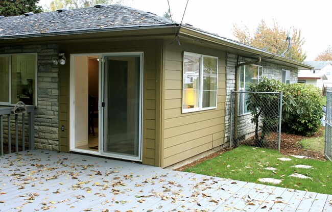 Building Photo - Mid Century Modern in Lakeshore!