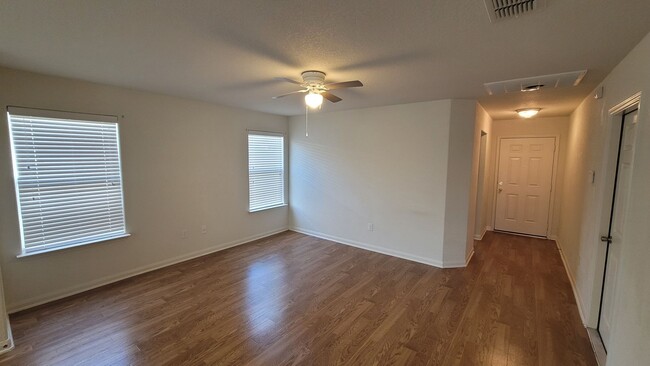 Building Photo - 2 bedroom 2 Bathroom House